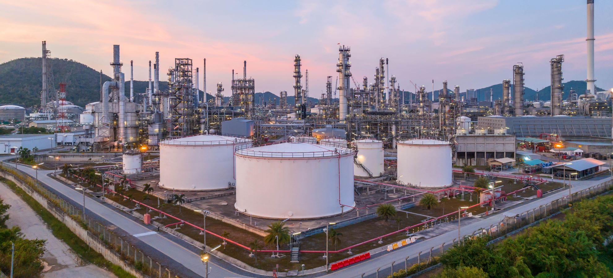 oil and gas refinery image